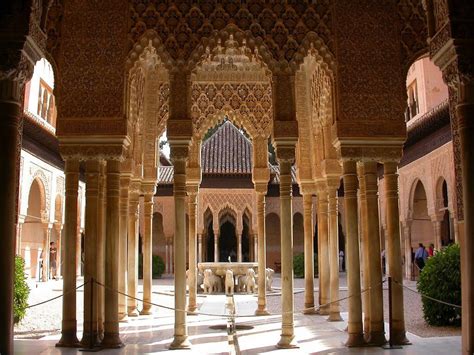 أين يقع قصر الحمراء وما اسم الملك العربي المسلم الذي بناه؟