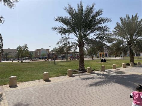 إجابة لسؤال شاهد .. شبان يتحرشون بفتاة ويتجمعون في حديقة الربيع بالرياض.  حولهم
