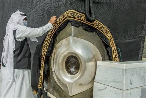 إذا كان الحاج في صف مع الحجر الأسود، فإنه يلمسه في كل منعطف ولا يقبله.