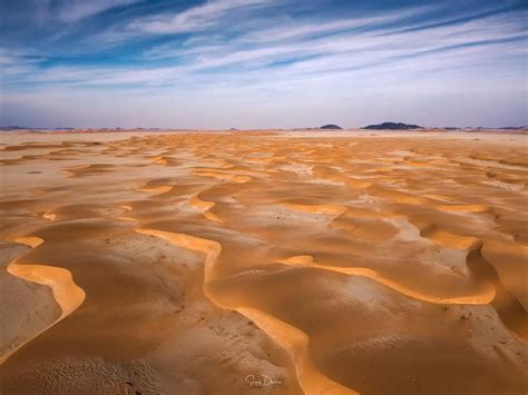 إنه الربع الخالي وثاني أكبر صحراء في المملكة العربية السعودية.  تبلغ مساحتها حوالي 430 ألف كيلومتر مربع وتشكل 67.7٪ من التجمعات الرملية.  مناخها مرتفع في الصيف وينخفض ​​في الشتاء، والأمطار نادرة والعواصف الرملية مستمرة طوال العام.