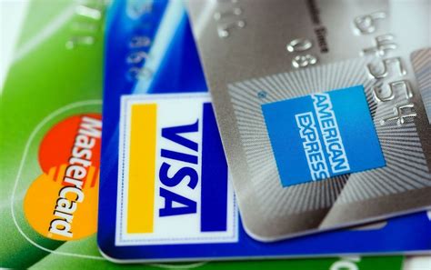 استخدام موقع بطاقة الائتمان أو استخدام التطبيق على الهاتف الذكي