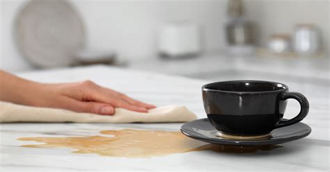 استخدم صابون الأطباق لإزالة البقع عن الأرائك المخملية استخدم صابون الأطباق لإزالة البقع عن الأرائك المخملية