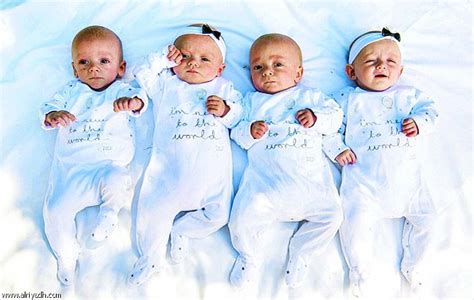 اشرح أنه عندما تلد المرأة أربع توائم، هل التوأم دائمًا متطابقان أم غير متماثلين دائمًا أم كلاهما؟