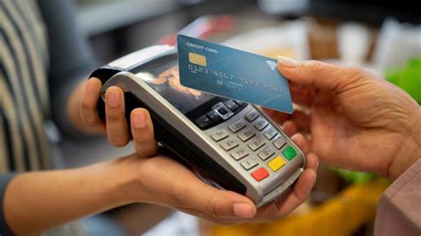 التحويل عبر بطاقات الأهلي مسبقة الدفع للتحويلات البنكية