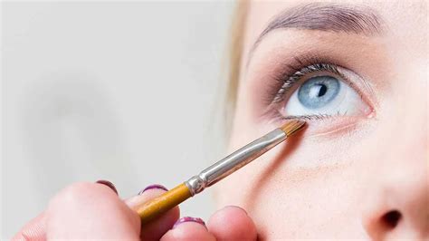 التعليمات التي يجب اتباعها عند وضع مكياج العيون المبطّن