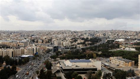 الجواب: تظهر الاستطلاعات أن الغالبية العظمى من الأردنيين يفضلون النظام السياسي الديمقراطي ويرفضون النظام السياسي الاستبدادي