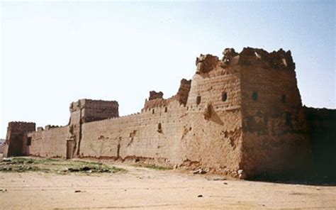القصر الذي اتخذه الإمام عبد العزيز بن محمد مقرا للحكومة هو قصر العراف