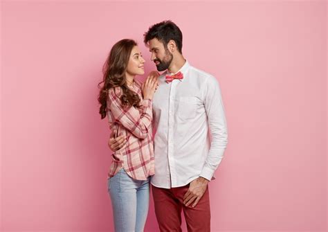 النظرة الطويلة للرجل للمرأة التي تعبر عن الأكاذيب