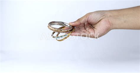 بعض الأساور هي مجوهرات ثمينة، وجميع الأساور مصنوعة من الذهب، وهذا صحيح بالتأكيد بعض الأساور هي مجوهرات ثمينة، وجميع الأساور مصنوعة من الذهب، وهذا صحيح بالتأكيد