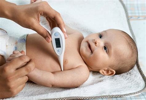بعض الخطوات التي تتخذها الأمهات في المنزل لخفض درجة حرارة الطفل