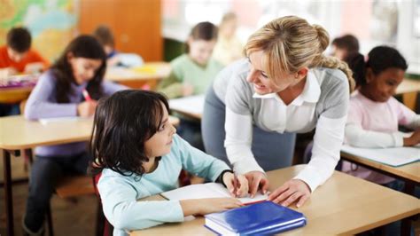بيان خاطئ على المعلم أن يتعامل مع طلابه وليس مع أمور أخرى، فكل معلم له وظيفته ومدير المدرسة واجباته ونائبه والسكرتير، ولكل منهم عمله الخاص.