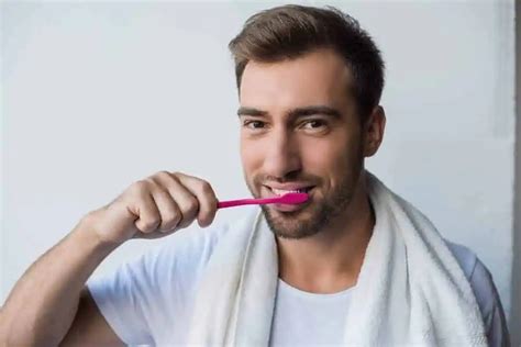 تأكد من تنظيف أسنانك بالفرشاة بانتظام