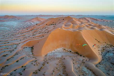 تتميز المملكة العربية السعودية بالعديد من الصحاري، من الكثبان الرملية والوديان والهضاب والسهول، نظرًا لارتفاع مساحتها وتضاريسها الجغرافية، وتحتل معظم مساحة شبه الجزيرة الغربية.