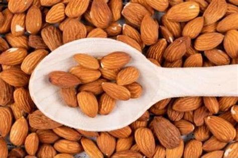 تحذيرات من تناول اللوز والجوز