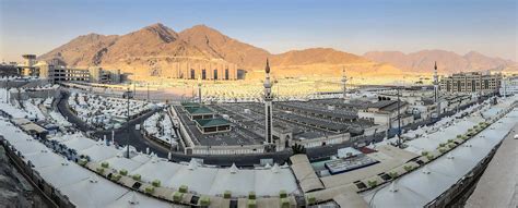 تعتبر مكة المكرمة ثاني أقدس الأماكن التي لها تأثير كبير على المسلمين في جميع أنحاء العالم، بما في ذلك المسجد الحرام والكعبة، وهي قبلة للمسلمين في صلاتهم، وتقع في دولة المملكة العربية السعودية على بعد 400 كم. من المدينة المنورة.