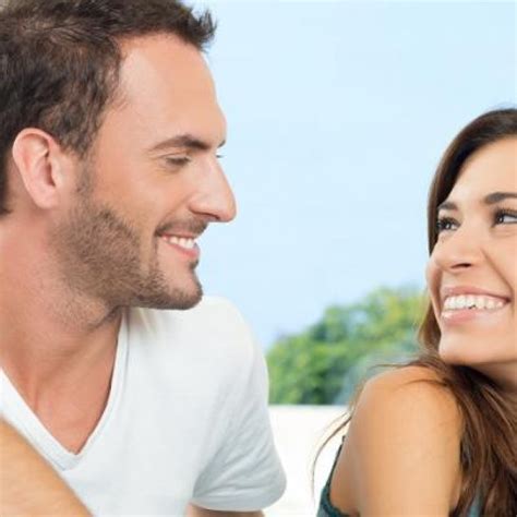 تعلم بعض السلوكيات التي تكشف إعجاب الرجل بالمرأة