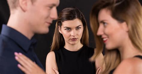 تفسير أحلام الزوج الذي يمارس الجنس مع امرأة أخرى قبلي.
