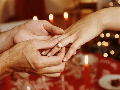 تفسير الأحلام عن رجل يلمس امرأة عزباء ومتزوجة ومطلقة، وتفسير الحلم عن رجل يلمس امرأة مطلقة، ودلالة على الإصلاح بين الرجل والمرأة والعودة إلى الحياة في الماضي.