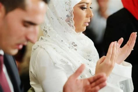 تفسير الأحلام للمرأة المتزوجة التي تتزوج بدون زوجها وهي مع ابن القيم.  حامل