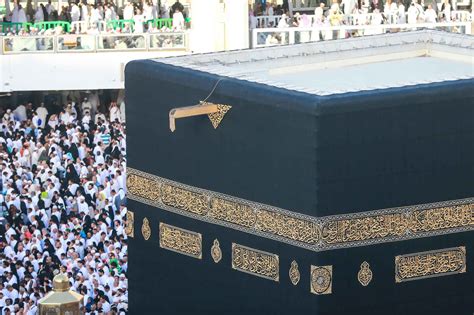 تفسير الصعود إلى سقف الكعبة المشرفة للمرأة المتزوجة