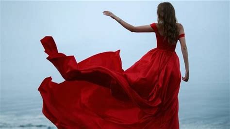 تفسير اللون الأحمر في الحلم لامرأة متزوجة وحامل وعازبة ولرجل.