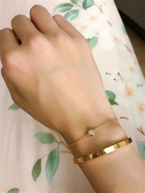 تفسير حلم ارتداء سوار ذهبي على اليد اليسرى لفتاة واحدة تفسير حلم ارتداء سوار ذهبي على اليد اليسرى لفتاة واحدة