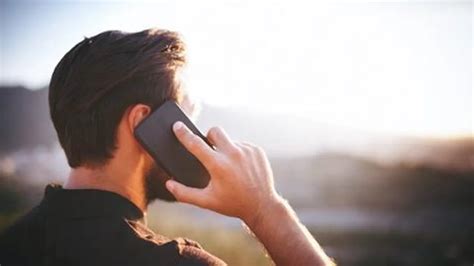 تفسير حلم التحدث إلى شخص تحبه على هاتف محمول مع رجل