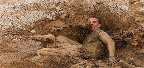 تفسير حلم الوقوع في الوحل والخروج منه في حلم لامرأة متزوجة