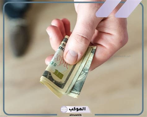 تفسير رؤية الشخص الذي منحني النقود الورقية في المنام لرجل ومعناه