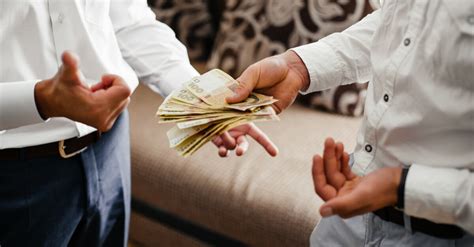 تفسير رؤية الموتى يطلب من الشخص الحي أن يذهب معه في المنام لامرأة متزوجة