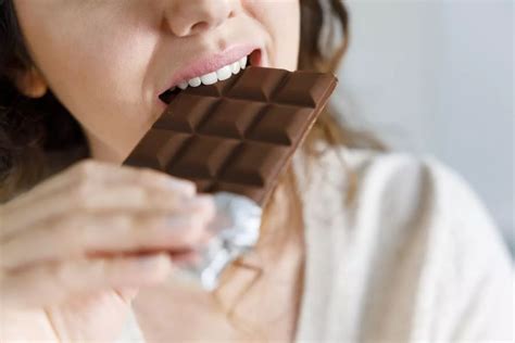 تفسير رؤية رجل يأكل بسكويت برقائق الشوكولاتة في المنام ومعناه
