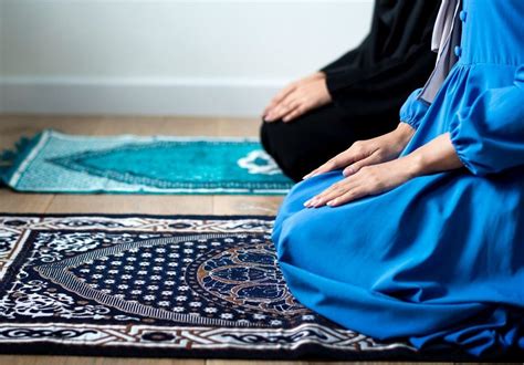 تفسير رؤية شخص أعرفه يصلي من أجل امرأة عزباء في المنام