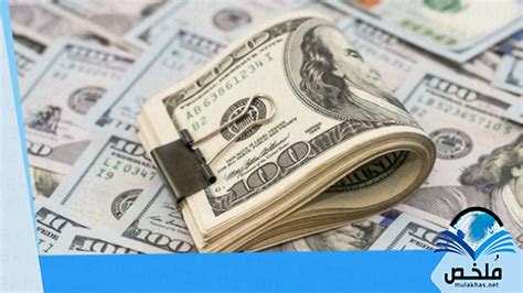 تفسير رؤية شخص منحني نقودًا ورقية في حلم لفتاة عزباء