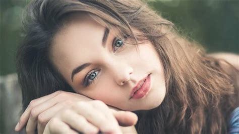 تفسير رؤية عري امرأة مشهورة في المنام لامرأة متزوجة