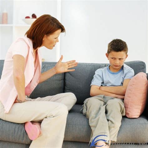 تفسير كيف تضرب الأم ابنها في المنام للرجل ومعناه