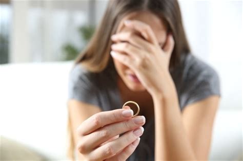 تفسير كيف يتزوج زوجي علي وانا ابكي في المنام لفتاة وحيدة