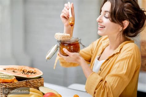 تفسير لعق وأكل وشراء وبيع العسل في المنام للمرأة المتزوجة: