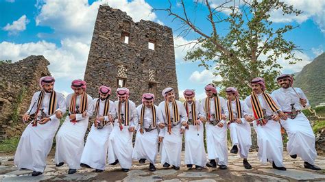 تقوم أنت وزملاؤك بجمع صور أو موديلات من الملابس الشعبية السعودية ثم تدوينها في ضوء ما يميز ملابس النساء عن ملابس الرجال.