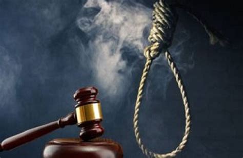 حكم قاضٍ على رجل بالإعدام بإعطائه إشارة تقول. معلقة على الرقبة حكم قاضٍ على رجل بالإعدام بإعطائه إشارة تقول. معلقة على الرقبة