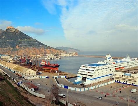 حل اللغز، يوجد ميناء وهران مكون من 7 أحرف لذا يوجد ميناء قاتل
