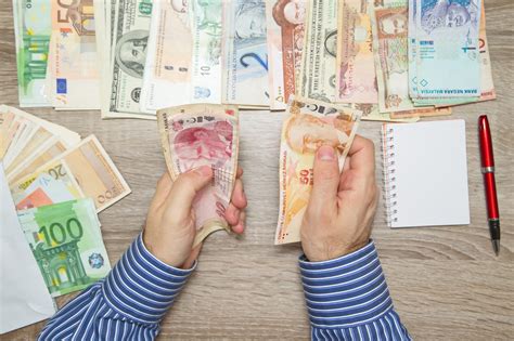 حلم النقود الورقية للمتزوج، العزباء، الحامل، الرجل يبحث عن المال، تفسير حلم النقود الورقية للرجل، دليل على أنه وصل إلى مكانة عالية في عملهم في الأيام المقبلة، ويظهر أيضًا أن هذا الرجل هو لطيف – جيد