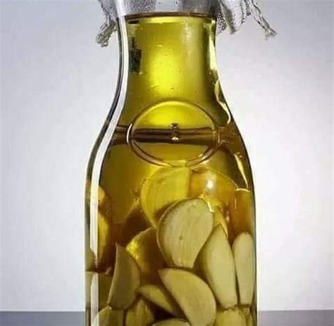 خليط من زيت الزيتون والثوم المقلي مما يساعد على التخلص من القشرة على فروة الرأس والشعر