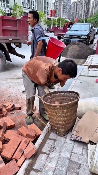 رأى رجل الأعمال أن الصبي كان يقوم بنفس العمل، لكنه كان كذلك