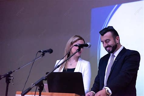 رجال الأعمال الذين يقدمون التبرعات