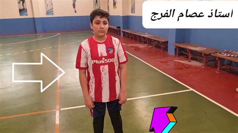رفع أحد الرياضيين إحدى قدميه ووقف على الأخرى.