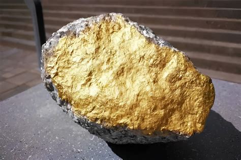 سئل: وأنا لا أنتمي بالعيش فيه، لكن معدن الذهب مبعثر، أي قياس؟
