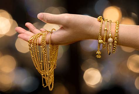 شاهد ارتداء الذهب في المنام لفتاة وحيدة على شكل سلسلة