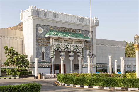 شرح العلاقة بين عمارة الحرمين الشريفين في عهد خادم الحرمين الملك سليمان بن عبد العزيز آل سعود، وإنجازات الحضارة العمرانية الإسلامية في العصور الإسلامية السابقة؟