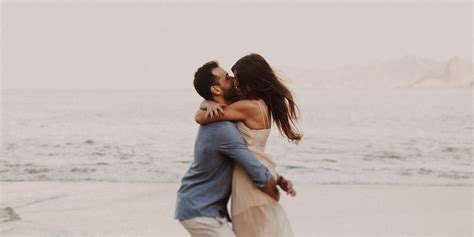 صفات الرجل الذي يشتاق لحبيبته صفات الرجل الذي يشتاق لحبيبته
