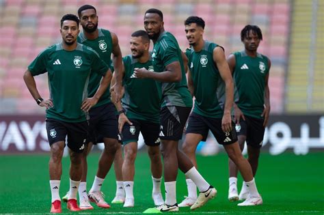 ضمن تصفيات الدوري السعودي لكرة القدم، لعب الفريق (أ) 26 مباراة وفاز في 15 منها.  أوجد متوسط ​​عدد المباريات التي فاز بها الفريق (أ) لأقرب جزء من الألف - أبسط إجابة